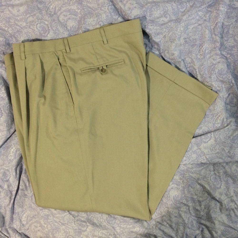 Haggar men’s size W40 L30 khaki pants.
